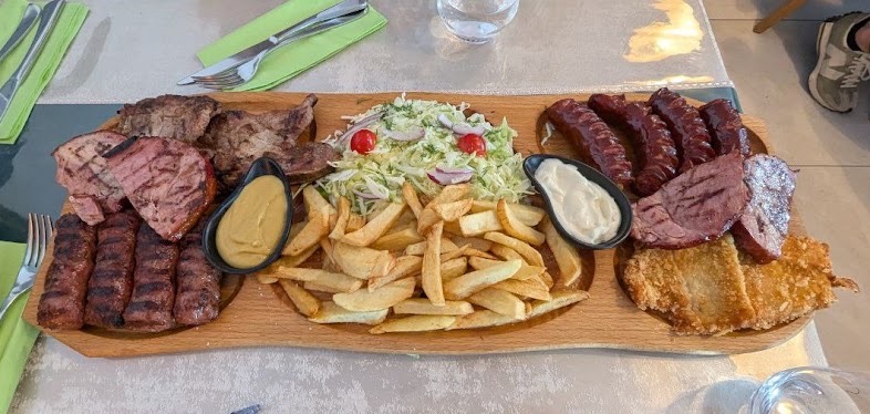 Platou cu specialități românești la La Ioana