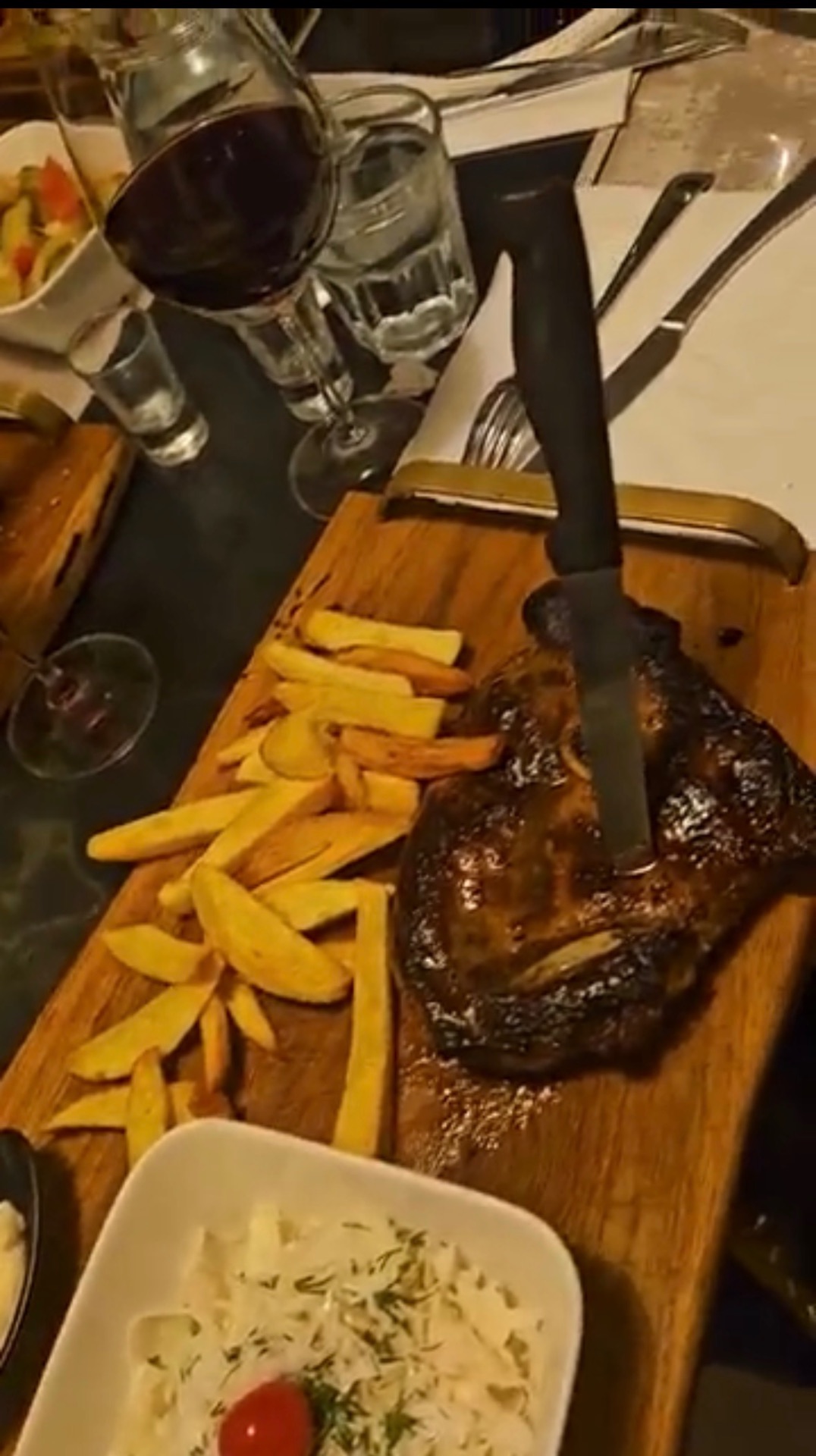 Friptură servită la masa restaurantului